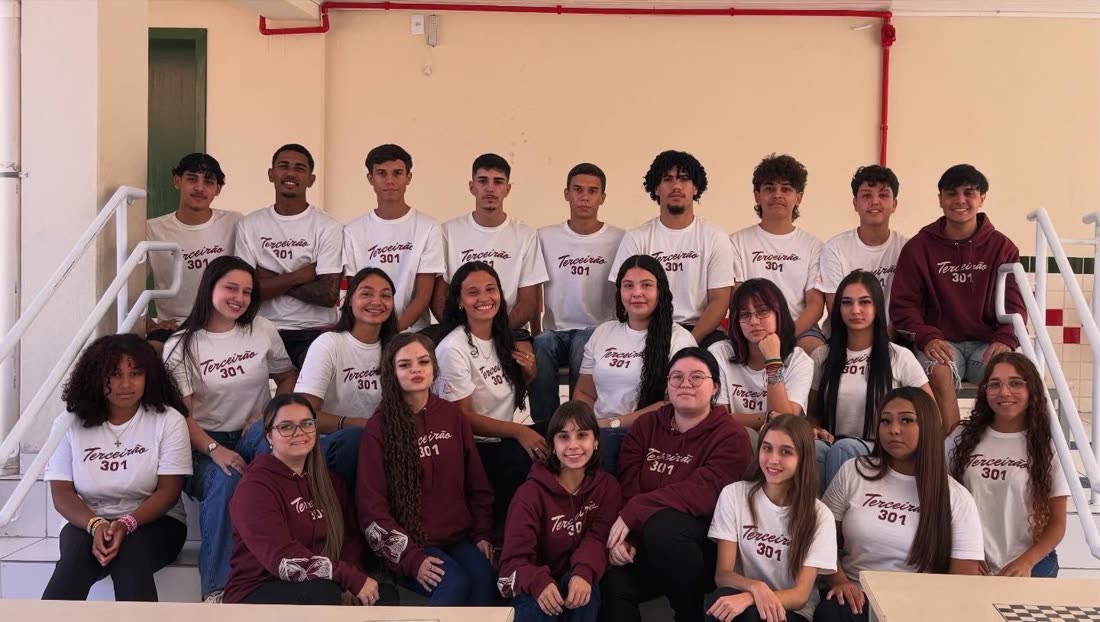 Turma de escola vestindo uniformes da Cintia Confecção