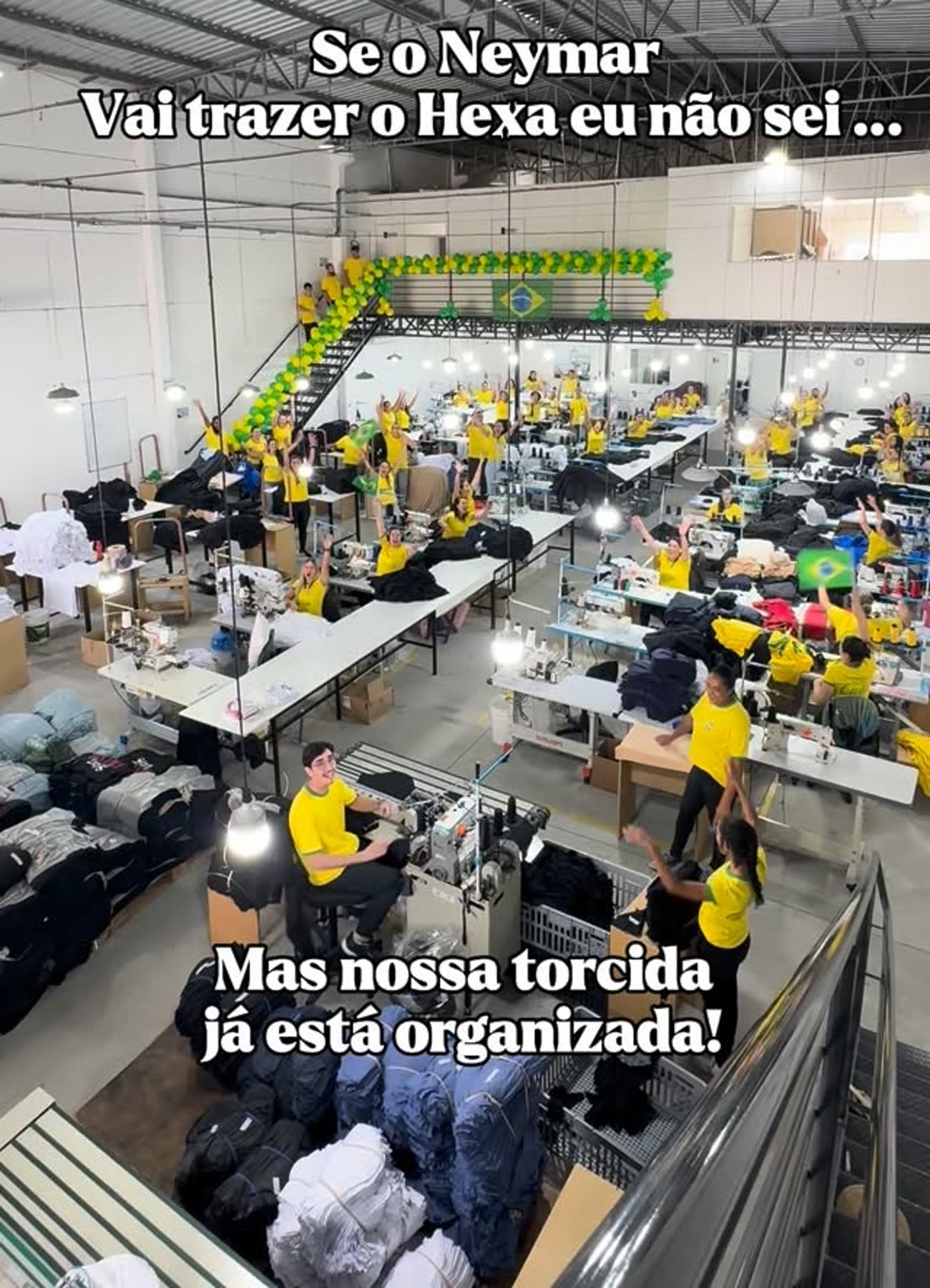Vista ampla do salão de produção da Cintia Confecção