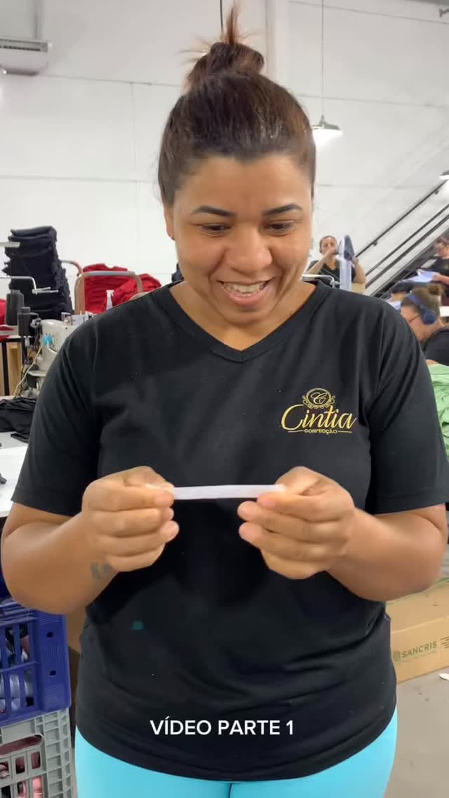 Profissional da equipe segurando etiqueta