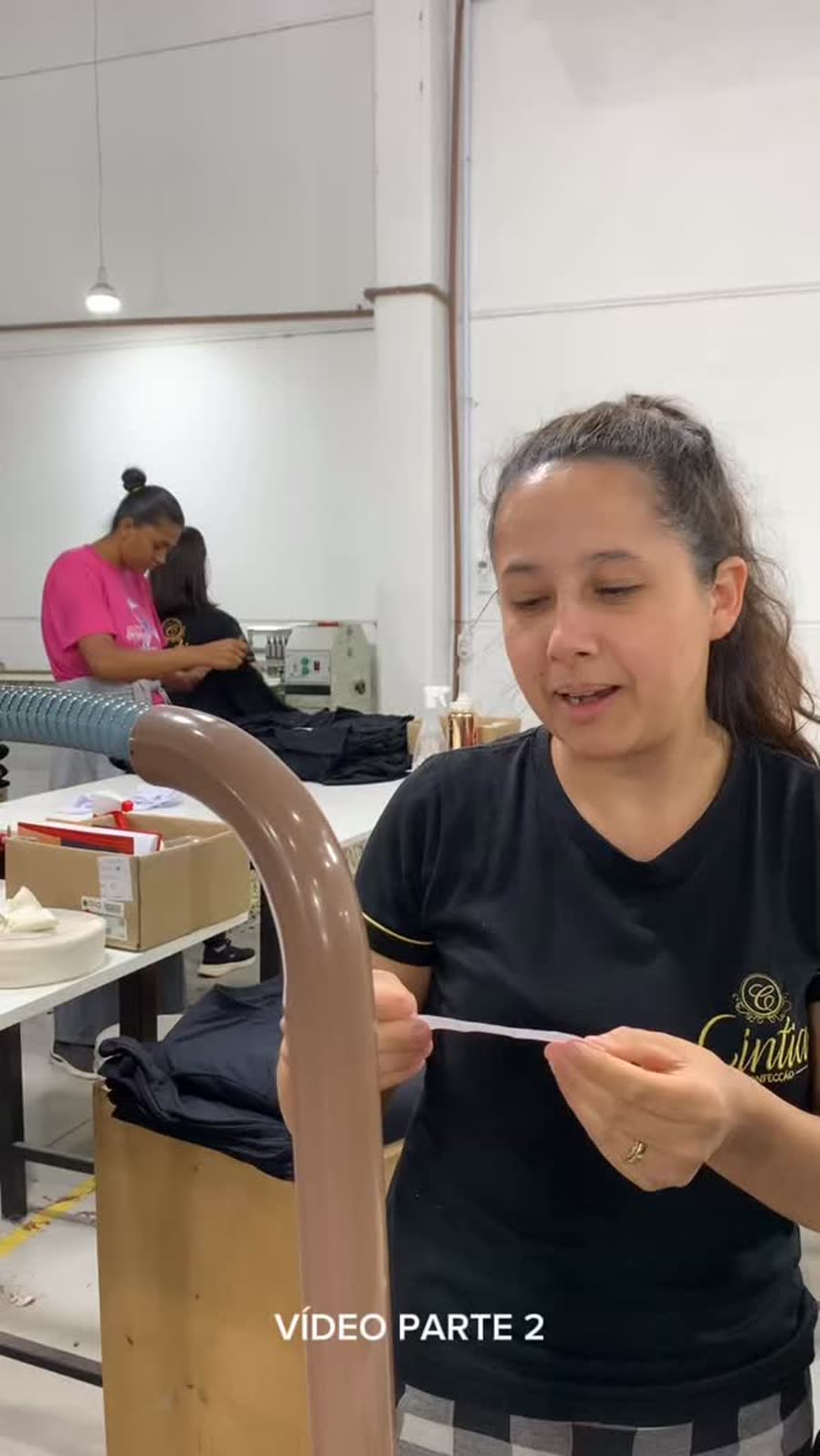 Costureira trabalhando na máquina overloque