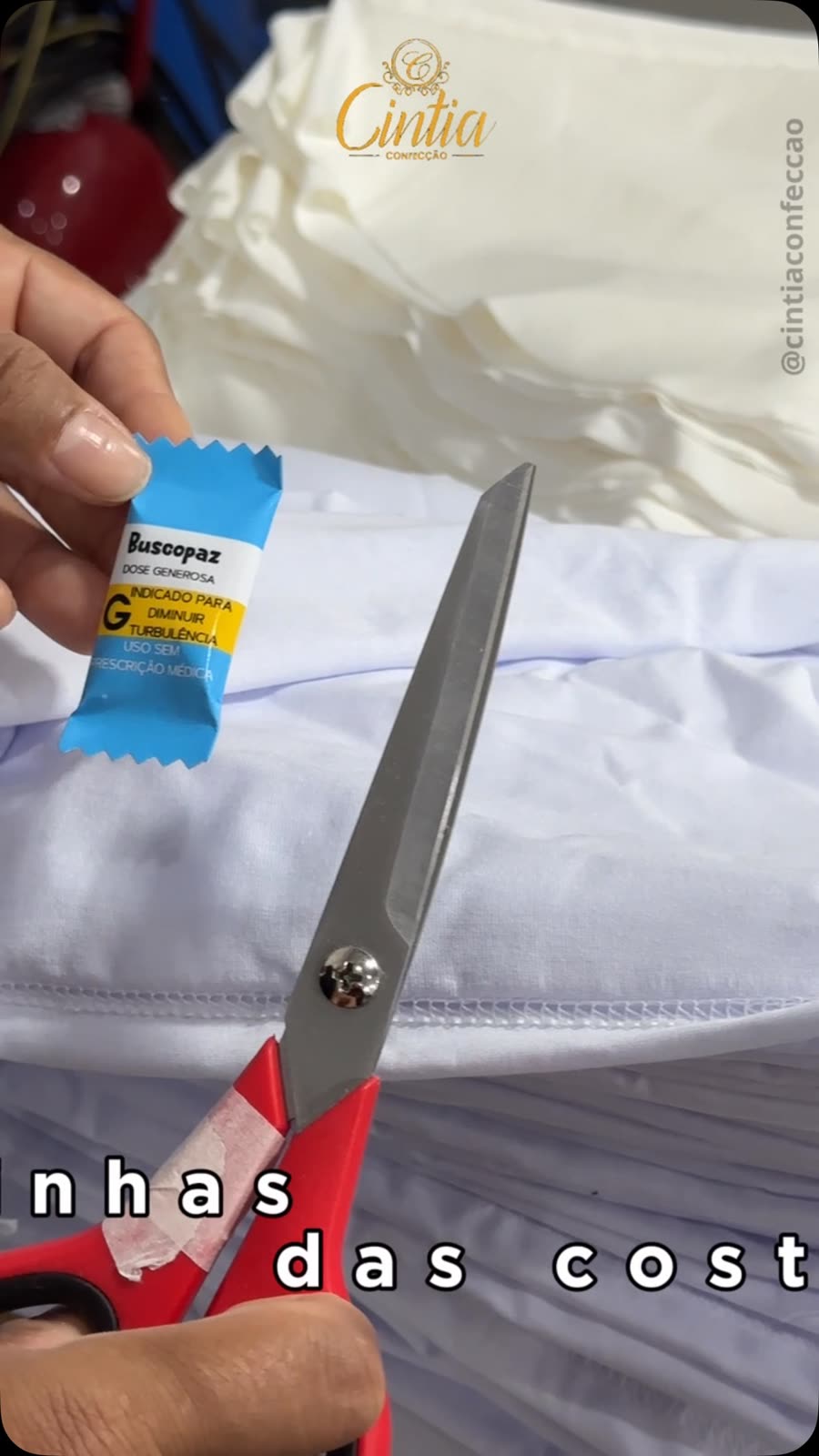 Tesoura e linha sobre tecido branco