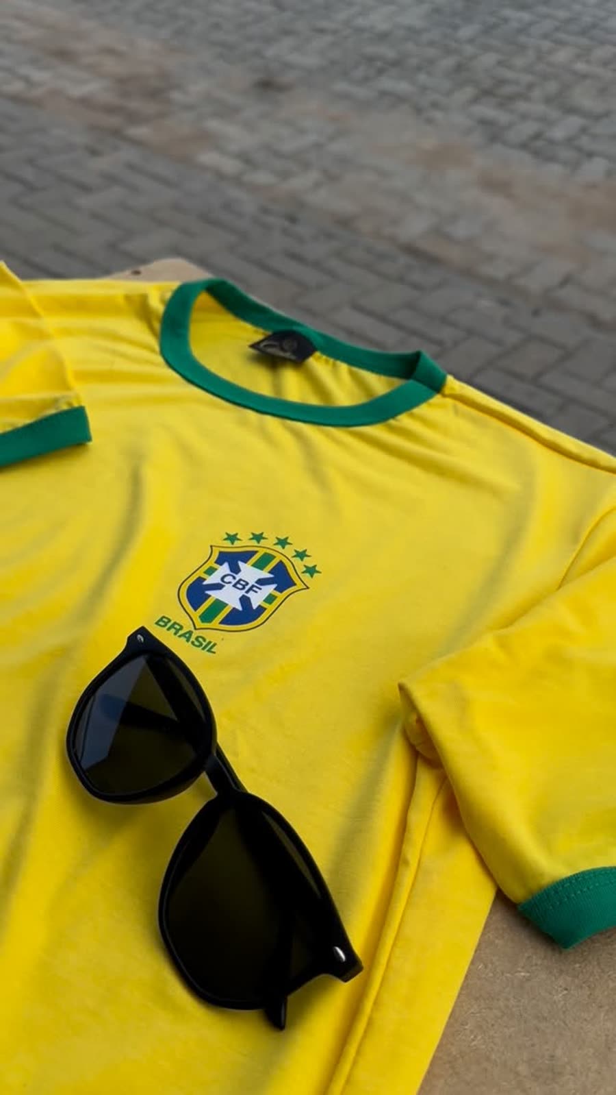 Camisa amarela produzida na fábrica